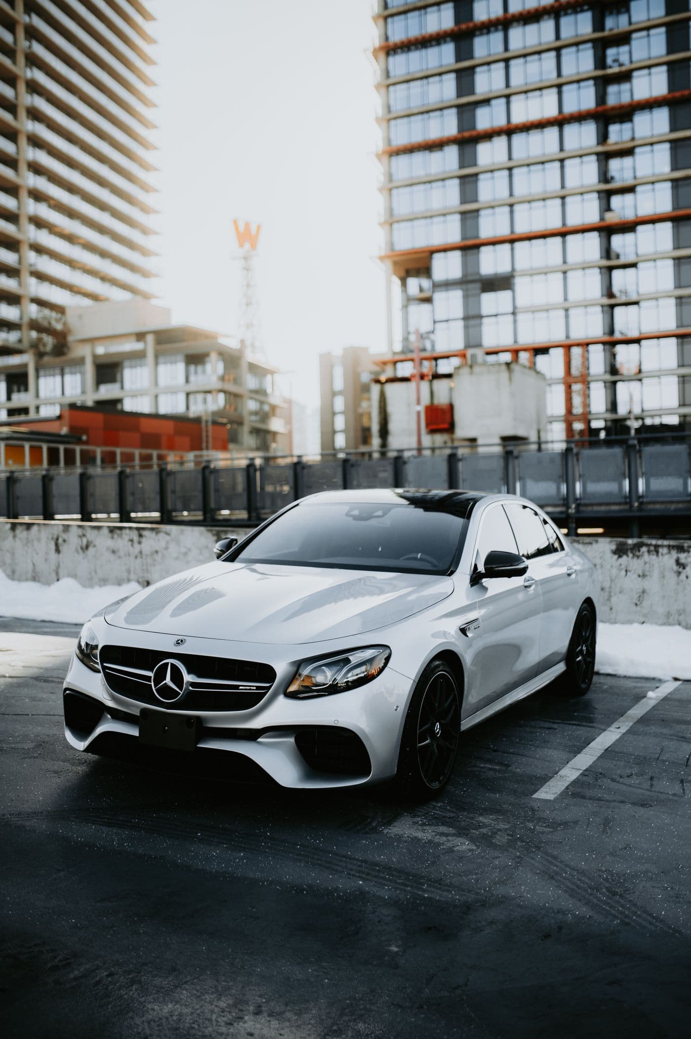 Witte Mercedes in driekwartaanzicht, tijdelijk sfeerbeeld